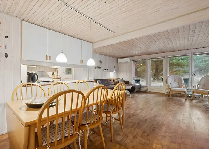 Nature-focused Near Sea And Beaches Bolilmark